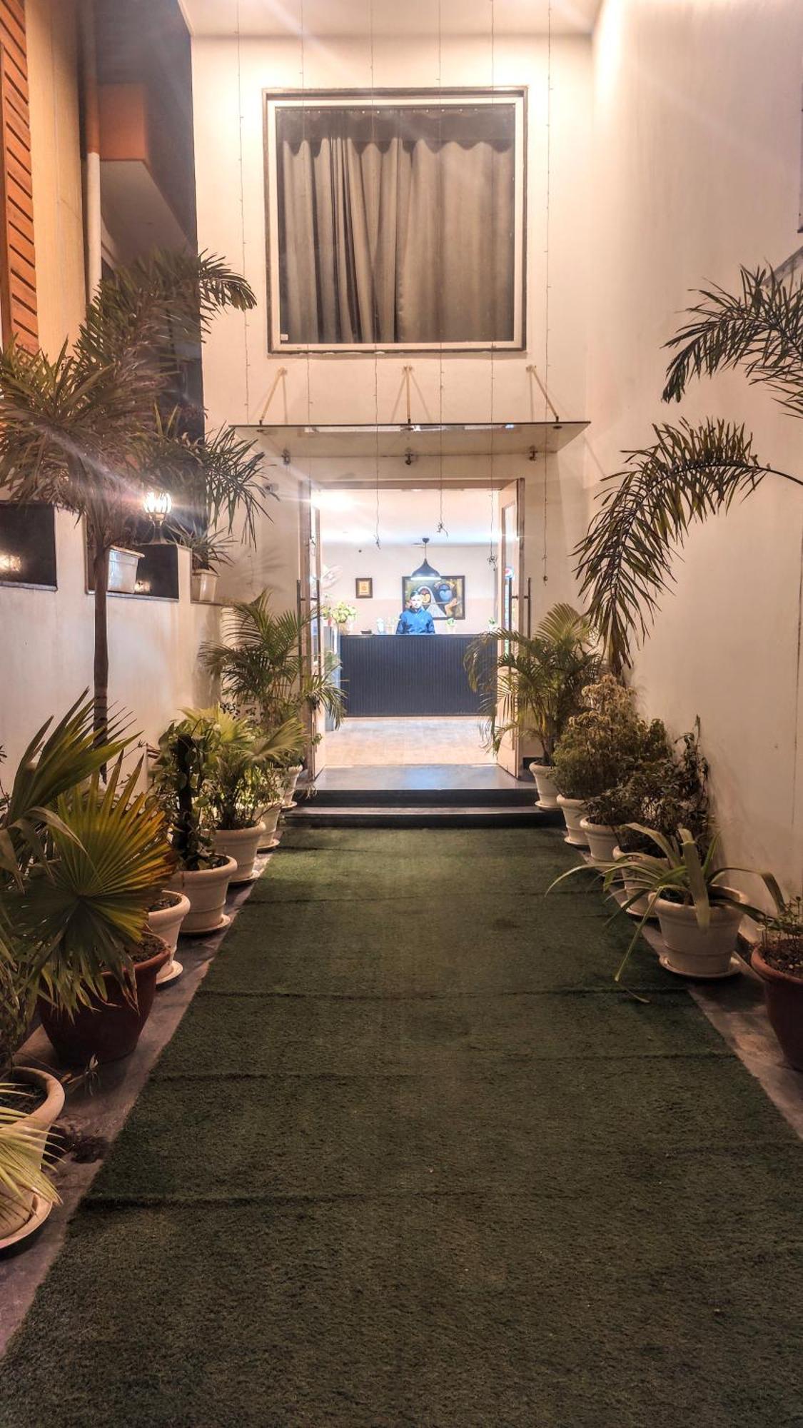 Mavens White Artemis Hospital Road Sector 52 Gurgaon Hotel Buitenkant foto