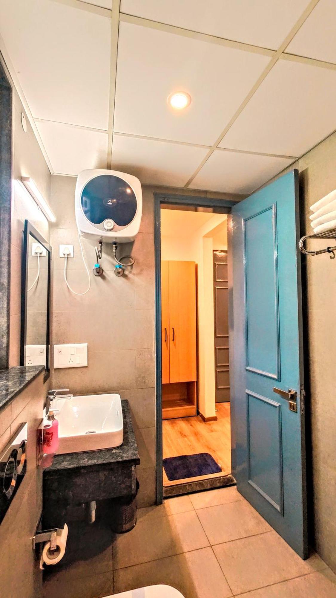 Mavens White Artemis Hospital Road Sector 52 Gurgaon Hotel Buitenkant foto