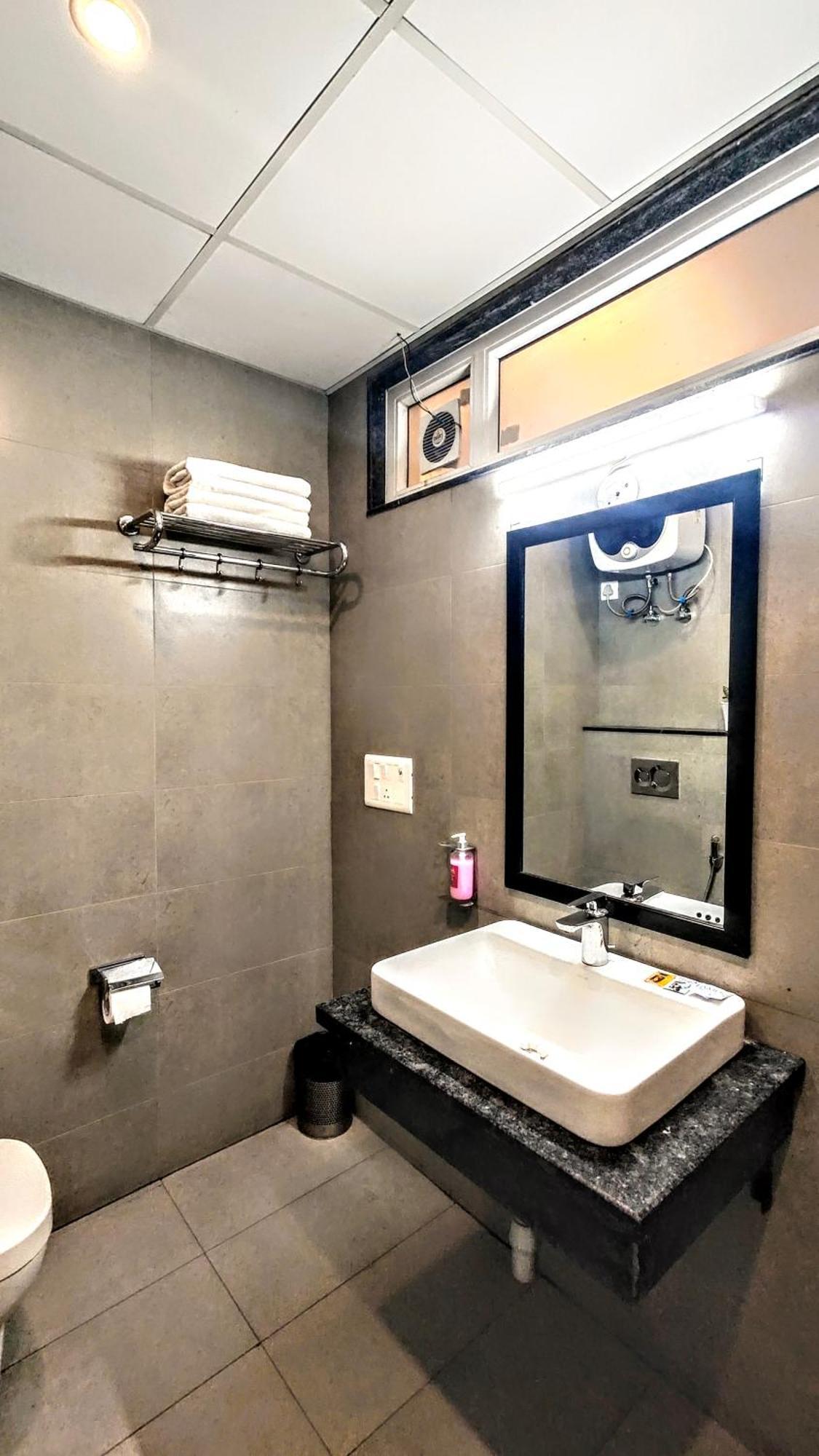 Mavens White Artemis Hospital Road Sector 52 Gurgaon Hotel Buitenkant foto