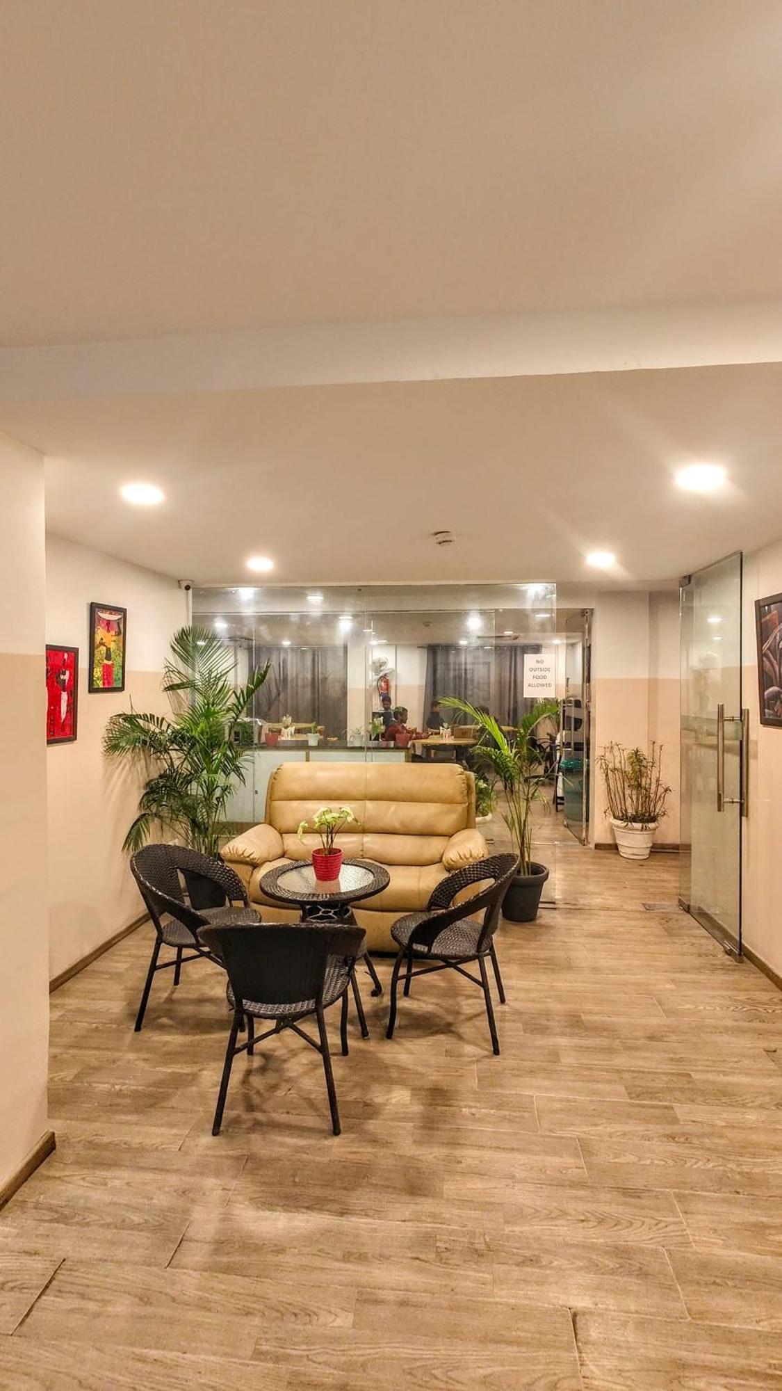Mavens White Artemis Hospital Road Sector 52 Gurgaon Hotel Buitenkant foto