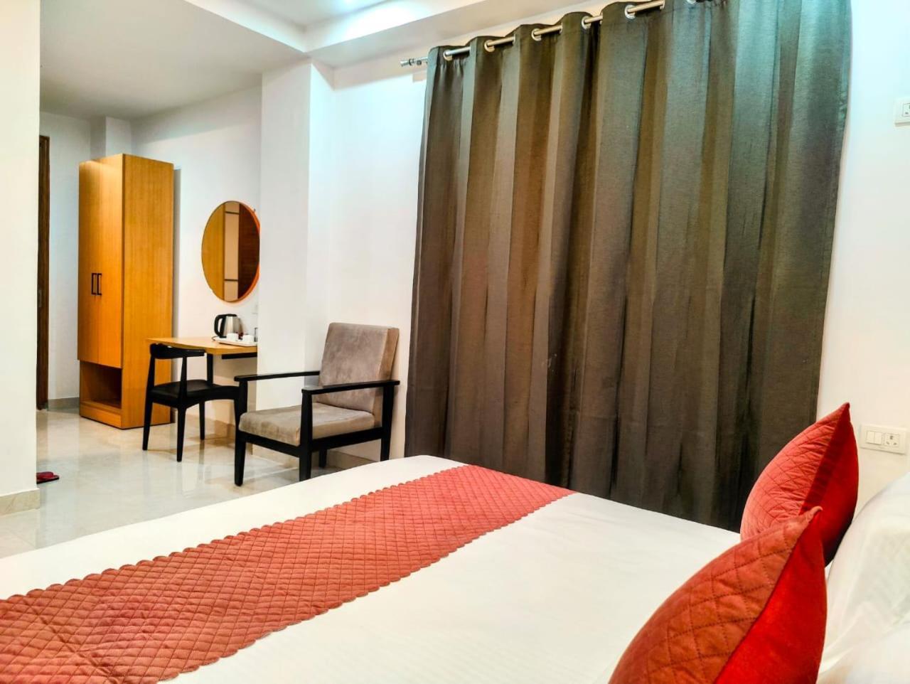 Mavens White Artemis Hospital Road Sector 52 Gurgaon Hotel Buitenkant foto