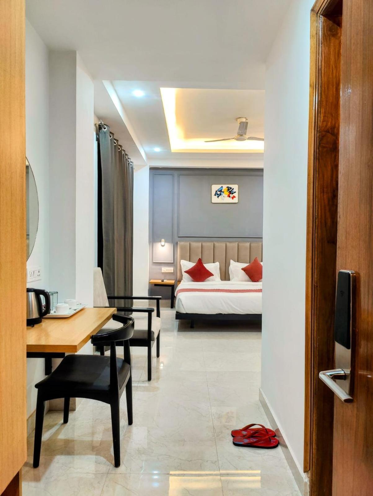 Mavens White Artemis Hospital Road Sector 52 Gurgaon Hotel Buitenkant foto